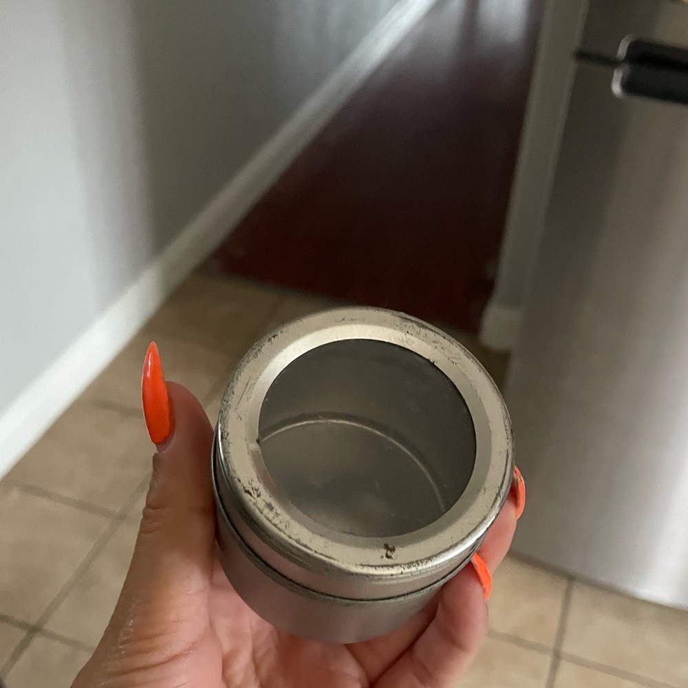 Magnet container